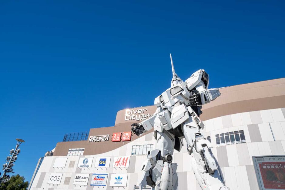 ガンダムベース東京 エスカレーター ガンダムファン必見