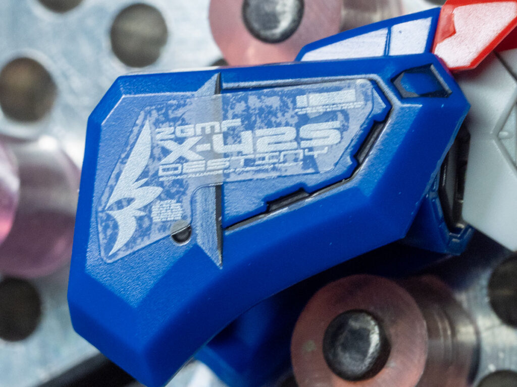 RGデスティニーガンダムにリアリスティックデカールを貼った仕上がり。厚みがあり浮いて見える