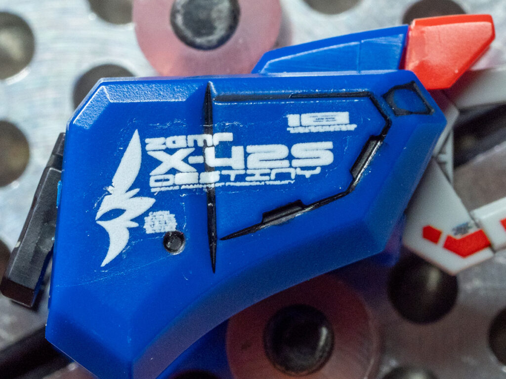 RGデスティニーガンダムに水転写デカールを貼った仕上がり。薄くパーツに馴染んでいる