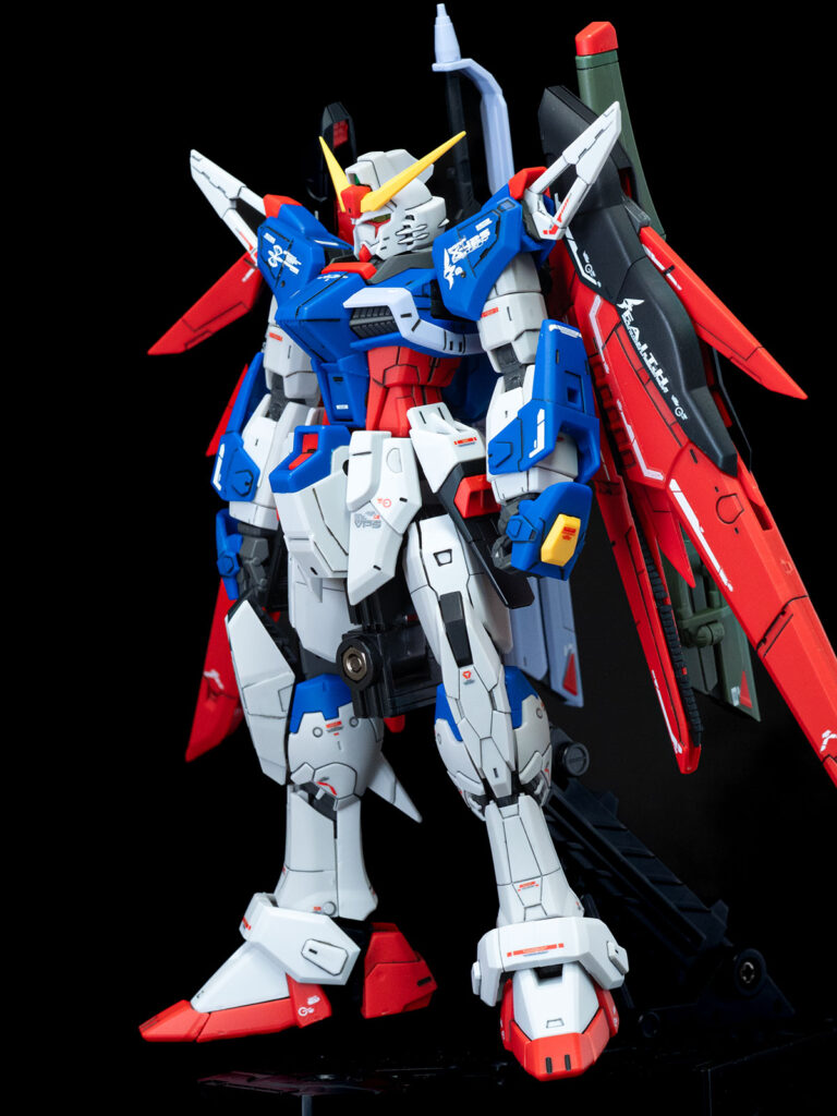 つや消し仕上げが完成したRGデスティニーガンダムの斜め全身