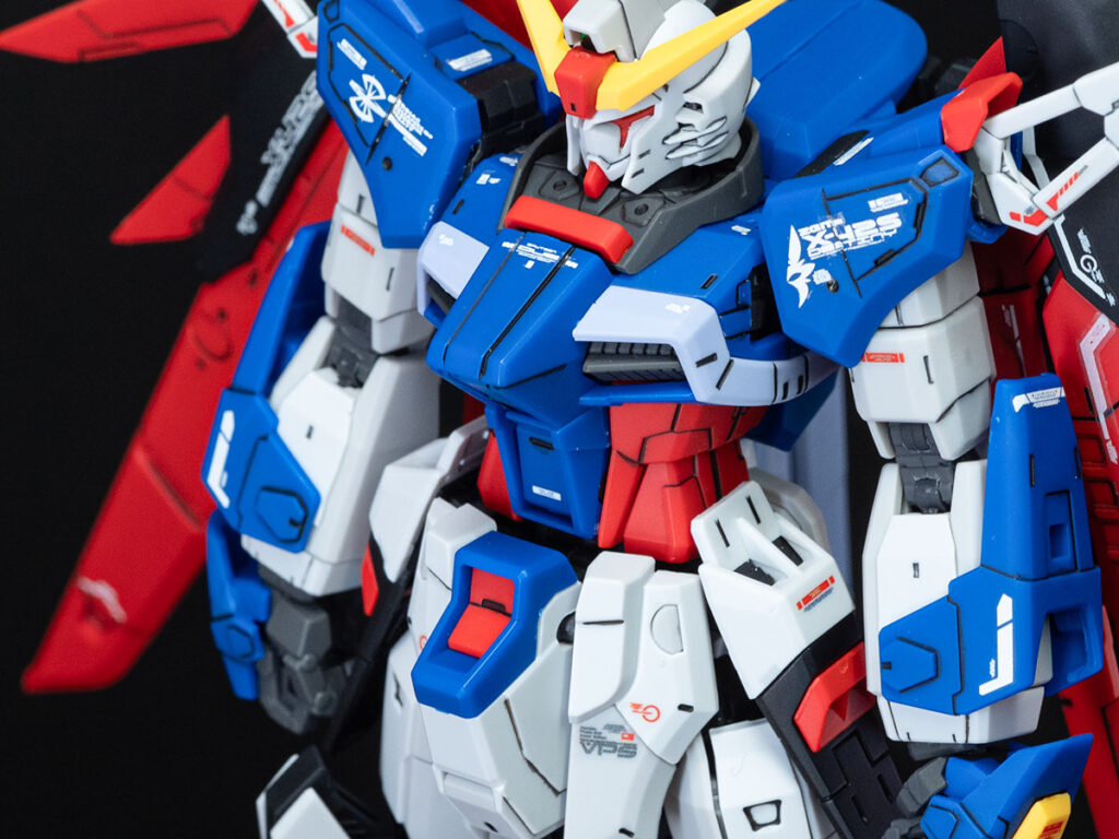 つや消し仕上げしたRGデスティニーガンダムの胸部アップとデカール