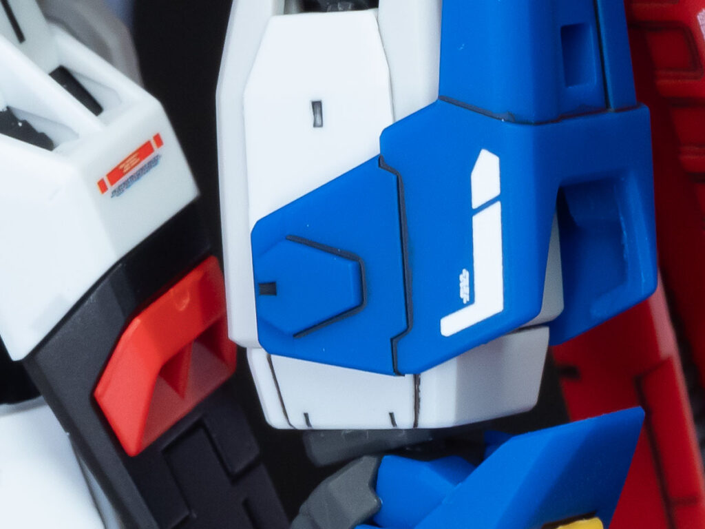 つや消しで水転写デカールとスミ入れが保護されたRGデスティニーガンダムの肩部アップ