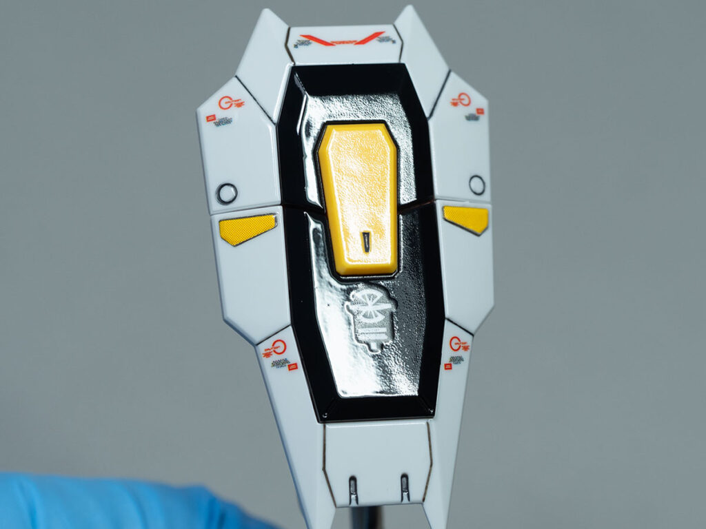 RGデスティニーガンダムのシールドにスーパースムースクリアーをテカるまで吹き付けた状態