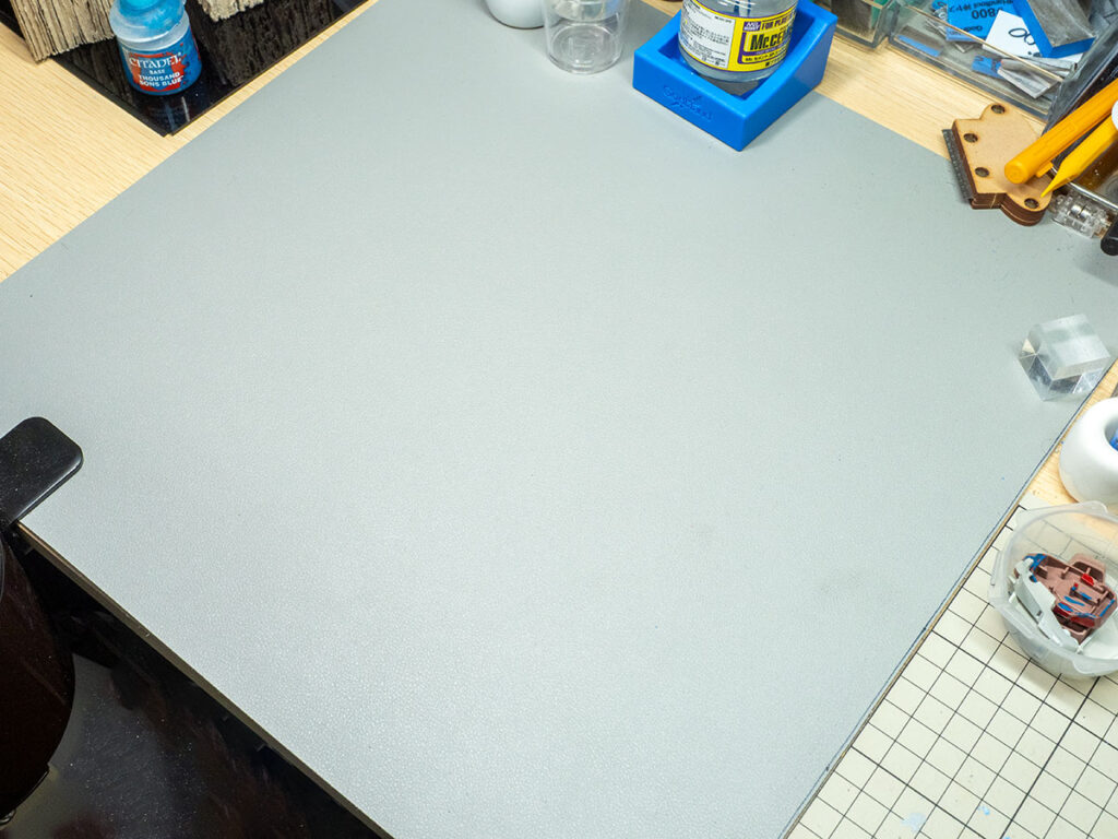 作業机に合わせてカットして敷いたグレーデスクマット