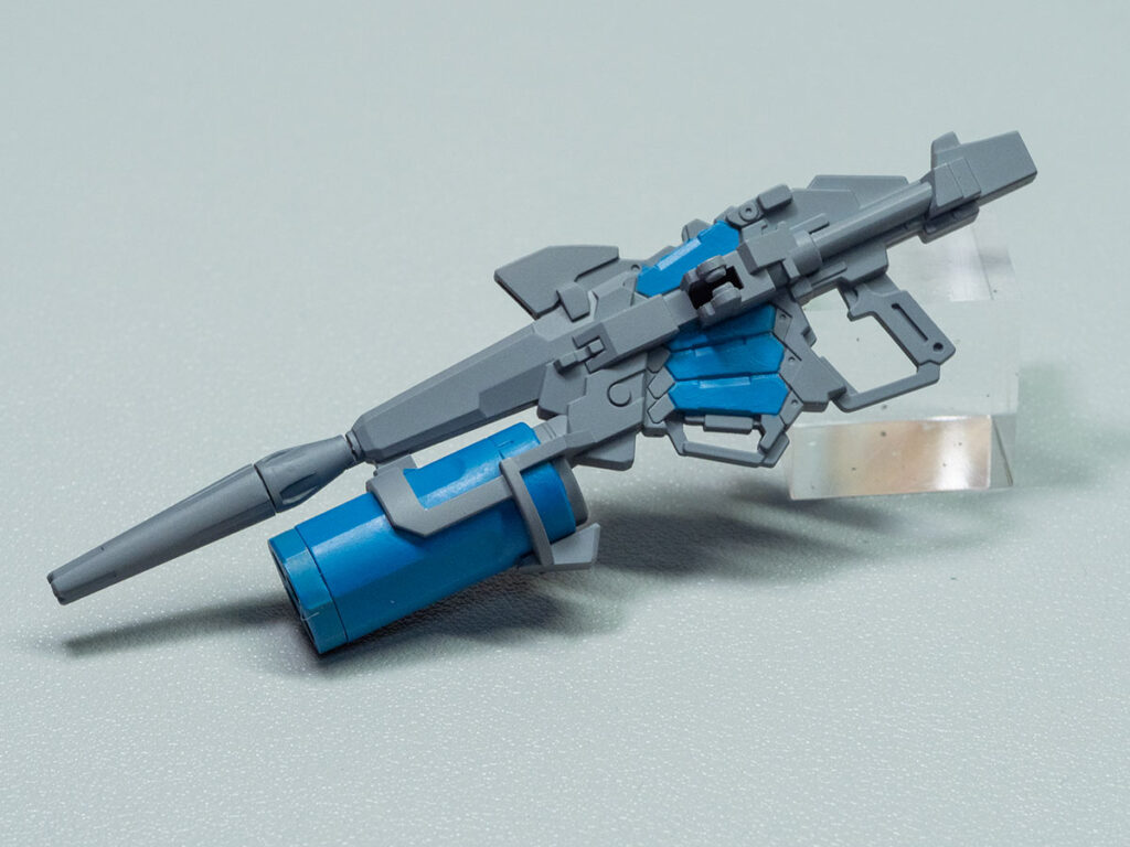 グレー背景で手持ち撮影したガンプラのビームライフル