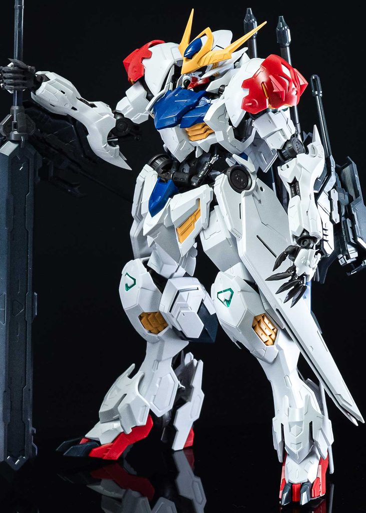 太刀とレンチメイスを装備したMGバルバトスルプスのパチ組み完成品
