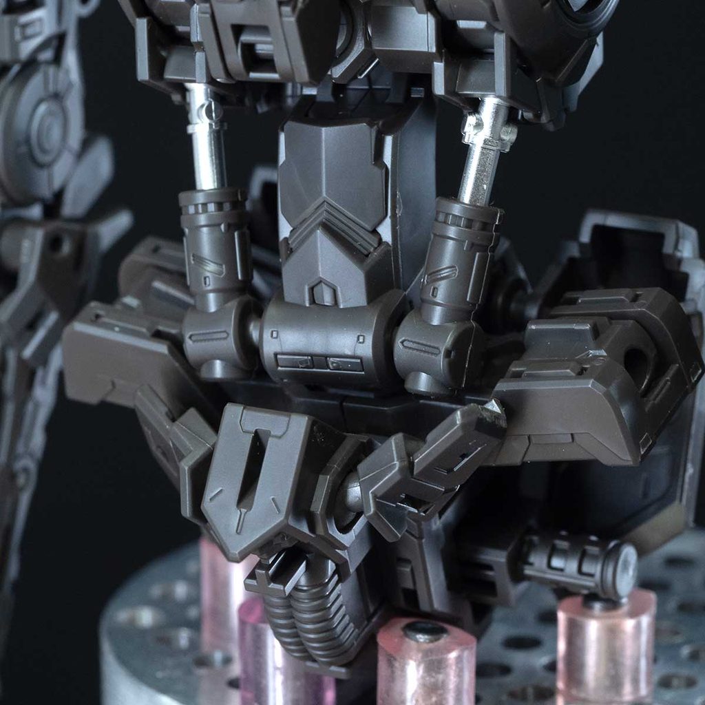 MGバルバトスルプスのガンダムフレーム。腰まわりのシリンダーと配線が剥き出しになっている