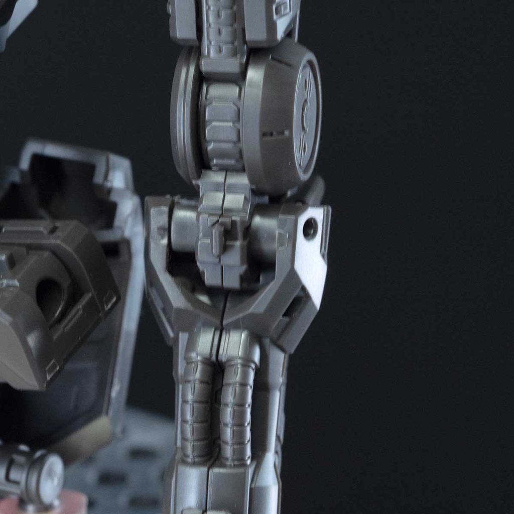 MGバルバトスルプスのガンダムフレーム。膝関節のシリンダーとケーブルの構造