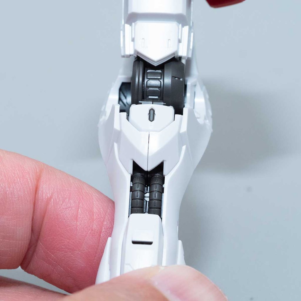 MGバルバトスルプスの脚部を手に持ったところ。白いパーツに合わせ目が走っている